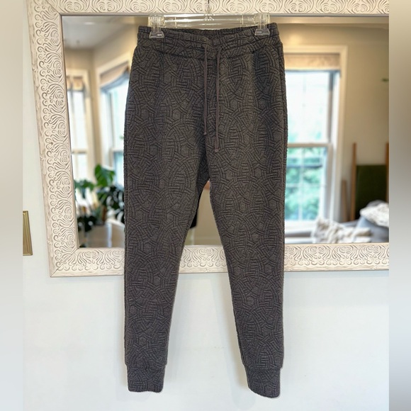 Fabletics Textured Design Gray Drawstring Joggers S - Picture 1 of 11